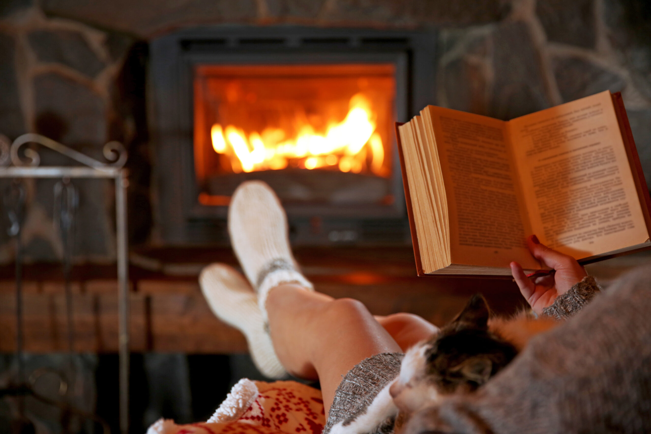 Les pieds au chaud, au coin du feu